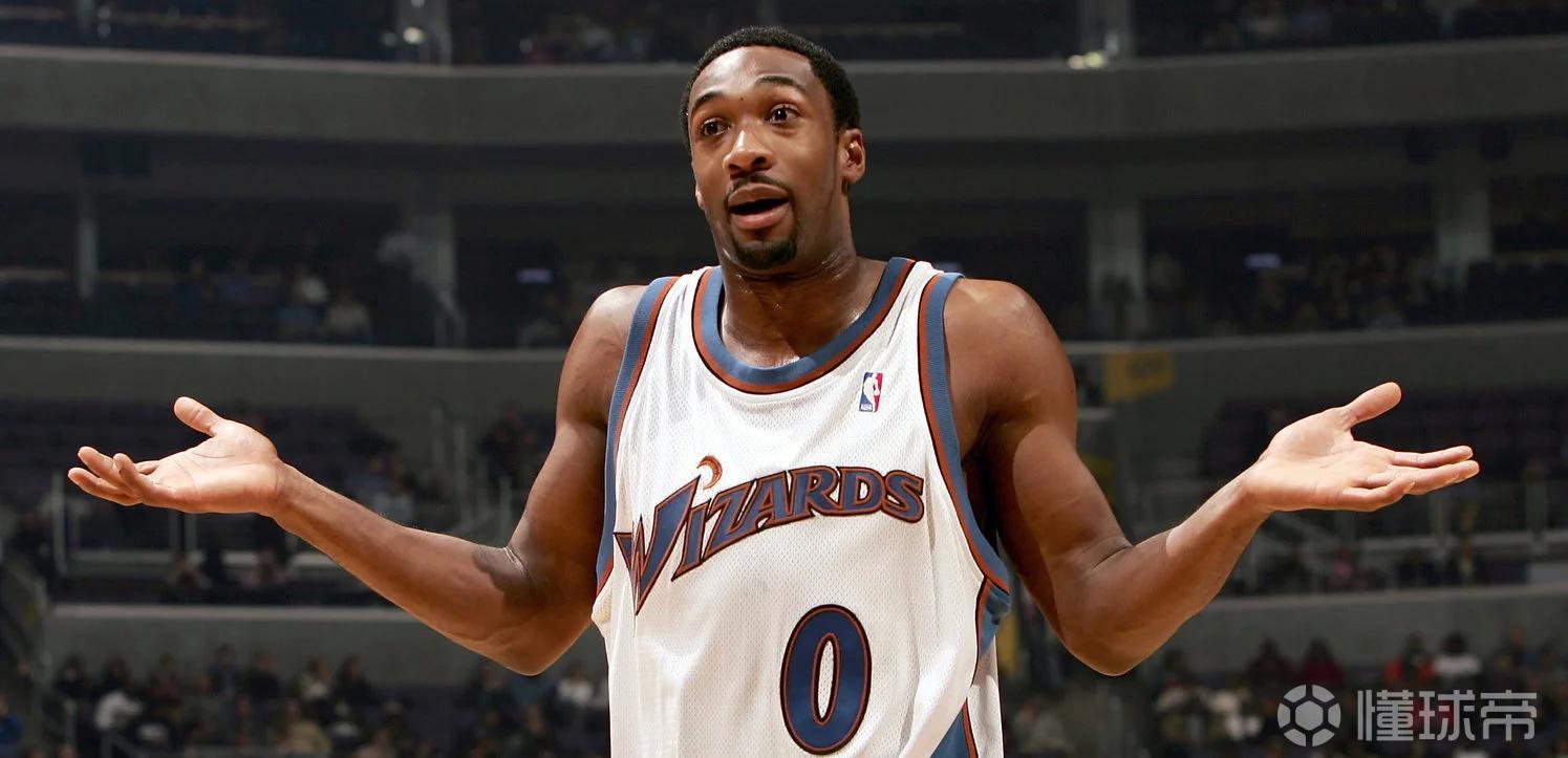 阿里纳斯：我当初签顶薪没用经纪人，凭啥他们讲两句就能分钱